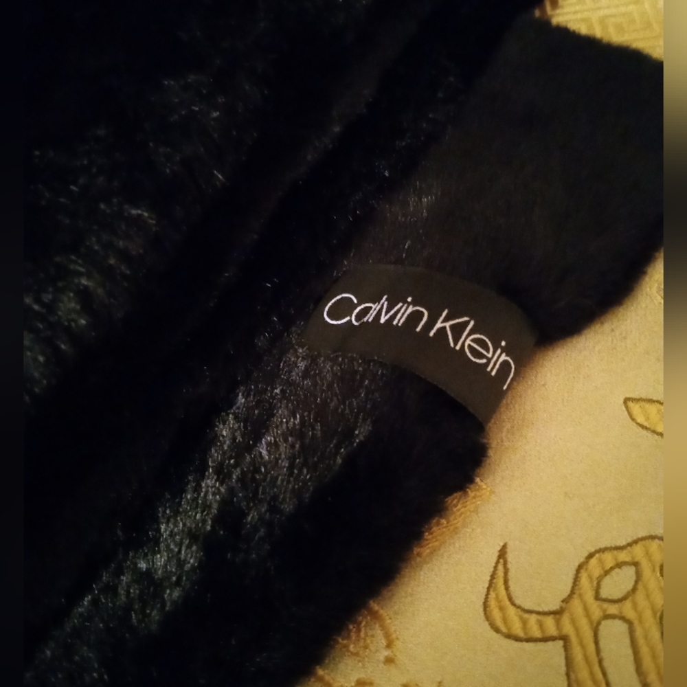 Calvin Klein Faux Fur Pull thru Scarf - Picture 2 of 3